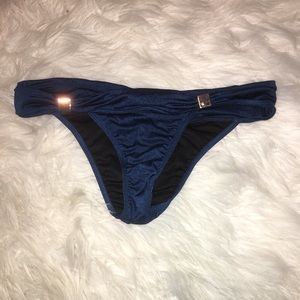 Scrunched navy bikini bottoms